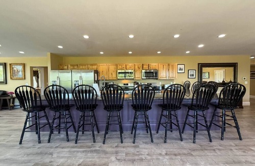 North Conway House | 92 Locust Lane | 16 BDRMS, Sleeps 34, Pool, HotTub