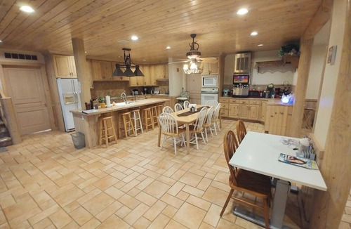 Orchard South House | 9500 sq ft 3 levels 4u! 1.7Acr Pool Jacuzzi Sauna SptCourts 3levels+EV View&more
