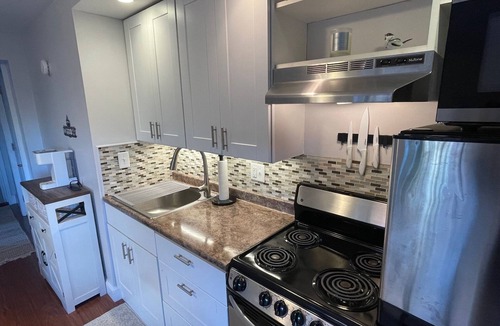 West End Apartment | A Cozy 1 Bedroom Gem You'll LOVE!nSleeps 4, Pet Friendly, With Parking,