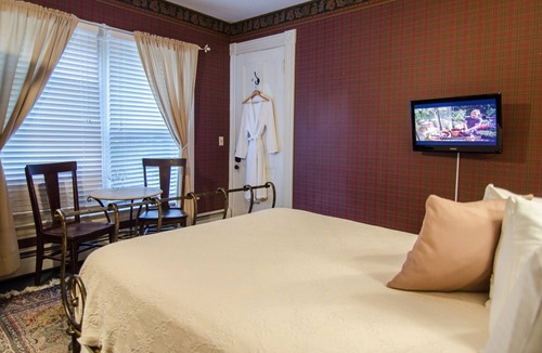 Shelburne Bed & Breakfast | A cozy 2nd Floor Queen B&B guestroom in Downtown Shelburne - Delicious Breakfasts! TRA