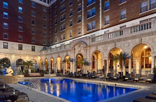 Central West End Apartment | A Few Minutes Walk from World Chess Hall of Fame! 4 Spaces, Pool, Parking