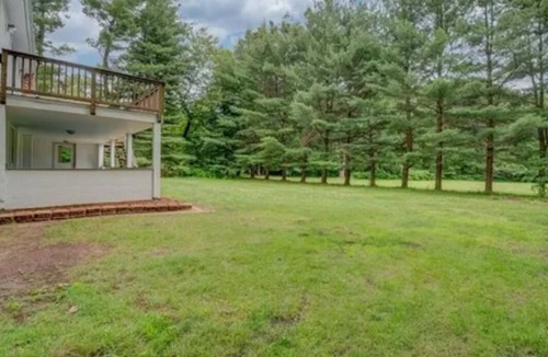 Silver Lane House | A Home Away From Home In East Hartford!