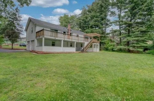 Silver Lane House | A Home Away From Home In East Hartford!