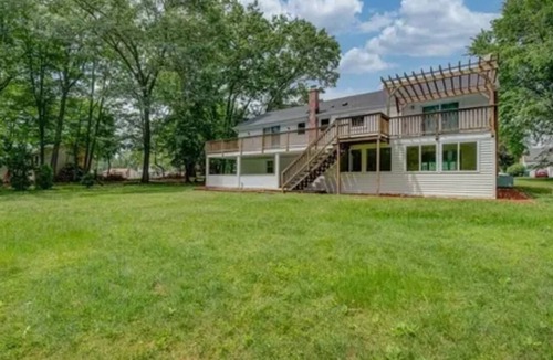 Silver Lane House | A Home Away From Home In East Hartford!