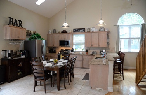 Lake Pocotopaug House | 🌅A Lakefront Sunrise retreat for Couples or Families🌅