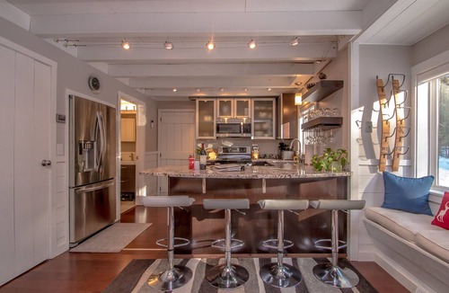 Alpine Village House | A Notch Above: Next to Attitash, close to Storyland, Saco River & North Conway