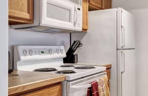 University Area Condo | A relaxing and inviting retreat in the Reflection Lake area of UMED.