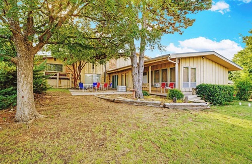 Lawton Villa | A spacious country home right in the city with the full golf course view