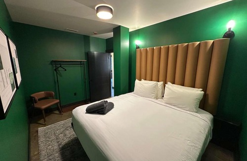 Downtown Louisville Hotel | A12 Lower East Crown Exacta Suite