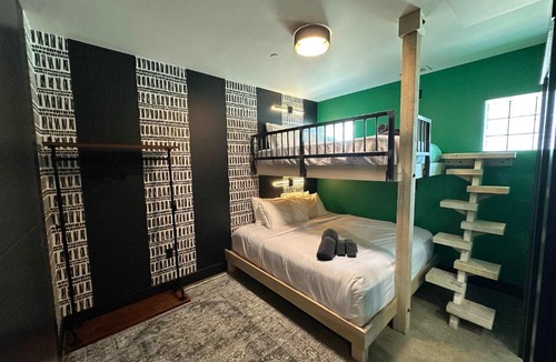 Downtown Louisville Hotel | A12 Lower East Crown Exacta Suite
