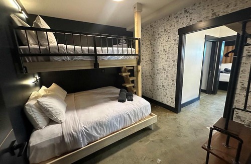 Downtown Louisville Hotel | A12 The Crown Duo Suite