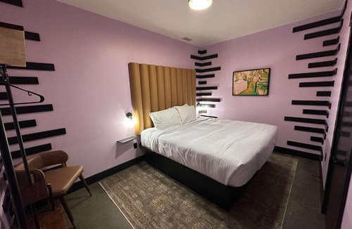 Downtown Louisville Hotel | A12 Upper East Crown Exacta Suite