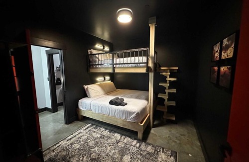 Downtown Louisville Hotel | A12 Upper West Stakes Exacta Suite