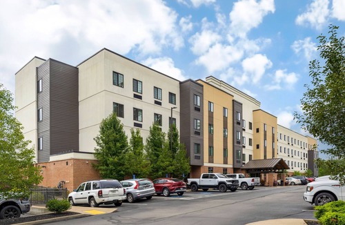 Warrendale Apartment | Accessible Queen Studio w/Kitchen | Daily Breakfst