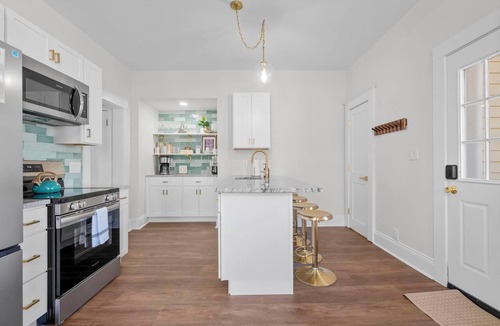 Westside Norwich Apartment | Ace|King Suite-3 King Beds-2 Mi. To Mohegan