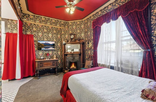 Heber Bed & Breakfast | ADA accessible Victorian 1-br in Boutique B&B