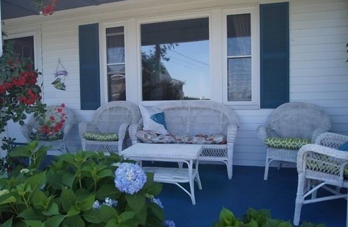 Eastward Look House | Adorable Cottage, short walk to Scarborough Beach.