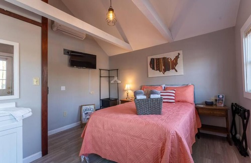 Alton Bay House | Adorable Cottage with stunning Lake Views