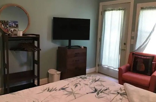 Rockport Apartment | Adorable Garden Bedroom, mini kitchen, parking