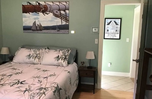 Rockport Apartment | Adorable Garden Bedroom, mini kitchen, parking
