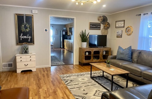 Warsaw House | Adorable home within walking distance of the Drake Harbor and Main Street!