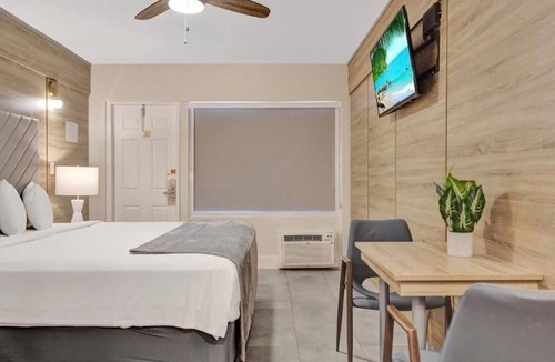 Galt Mile Hotel | Adult-only King Room in The Garden Hotel – Steps from Fort Lauderdale Beach