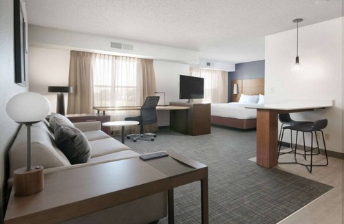 Fossil Creek Hotel | Affordability Meets Comfort! Outdoor Pool & FREE Parking! Near Modern Art Museum