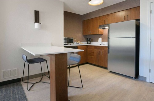 Fossil Creek Hotel | Affordability Meets Comfort! Outdoor Pool & FREE Parking! Near Modern Art Museum