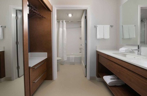 Fossil Creek Hotel | Affordability Meets Comfort! Outdoor Pool & FREE Parking! Near Modern Art Museum