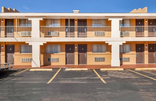 Elk City House | Affordable Choice! 3 Spacious Units, Free Parking, Close to Ackley Park