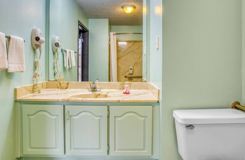 South Tulsa Hotel | Affordable King Bed Stay Close to Mohawk Park Fun – Only 11 Miles Out