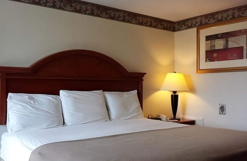 Campbelltown Hotel | Affordable Lodgings! FREE Breakfast & Parking, Close to Hershey Museum & More!