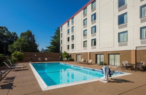 Mansfield House | Affordable Room w/2 Beds! Close to Gillette Stadium! Pet Friendly, Outdoor Pool!