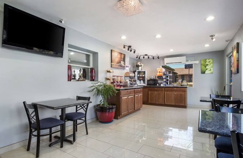 Salem Hotel | Affordable Salem Getaway! 2 Non-Smoking Rooms w/Fridge, Wi-Fi, Free Parking