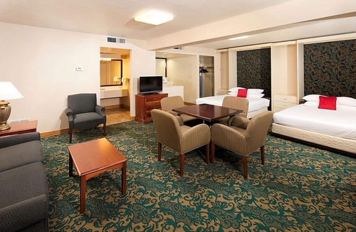 St. George Hotel | Airport Convenience! 2 Comfy Units, Breakfast, Pool