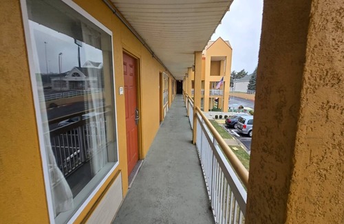 Montrose House | Akron OH|2 Full Bed Non Smoking