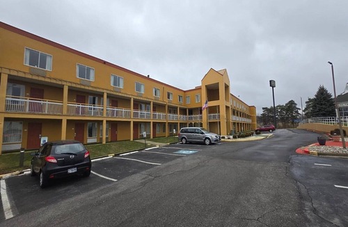 Montrose House | Akron OH|2 Full Bed Non Smoking