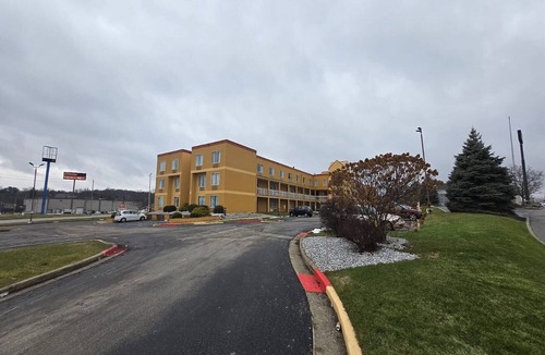 Montrose Apartment | Akron OH| King Bed Non Smoking