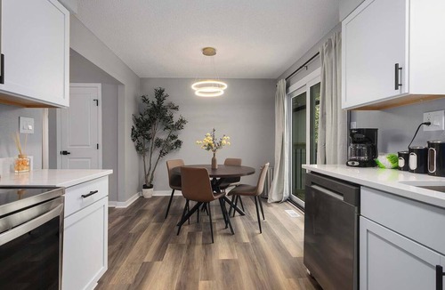 Shawnee House | All-New 3BR | 2 Kings | Deck | 17 Min to KC
