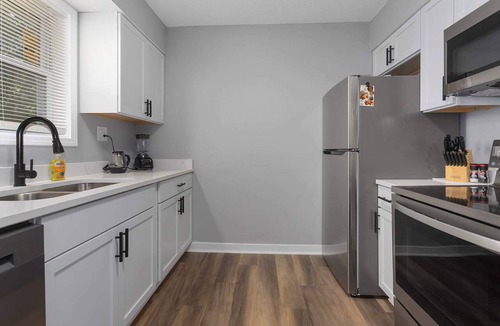 Shawnee House | All-New 3BR | 2 Kings | Deck | 17 Min to KC
