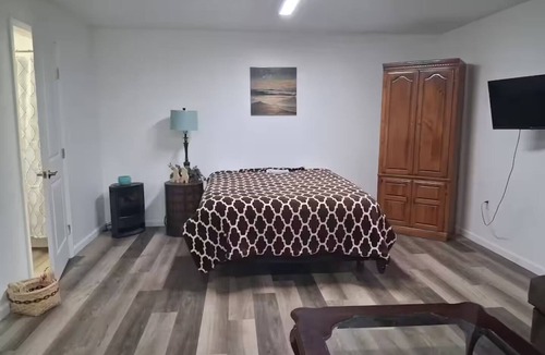 Oak Grove Apartment | All One Level Studio-Oak Grove