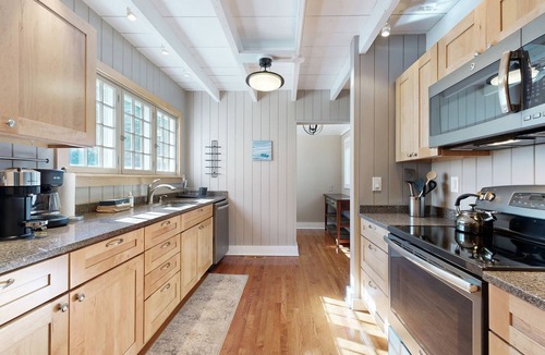 Franklin House | All season lakefront: private dock, yard & deck; near hiking & mtn biking trails