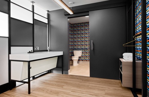 Country Club Plaza Area Hotel | Aloft by Marriott Kansas City Country Club Plaza