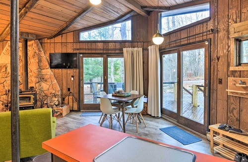 Alpine Lake Cabin | Alpine Lake Resort Cabin: Deck & Lake Access!