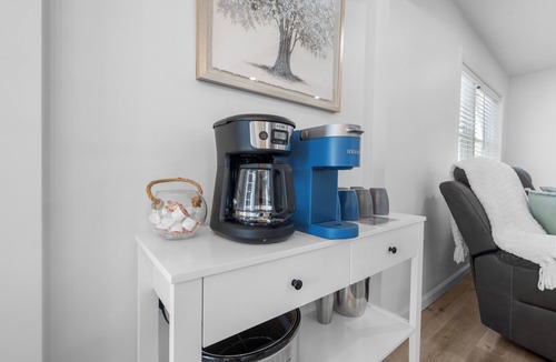 Devon House | Amazing 3BR Wildermere Beach Retreat, with Jacuzzi