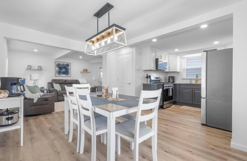 Devon House | Amazing 3BR Wildermere Beach Retreat, with Jacuzzi