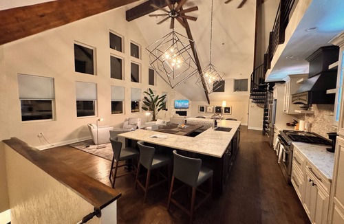 Roscoe House | Amazing Riverfront Home