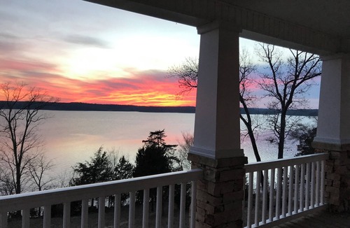 Eddyville House | AMAZING WATERFRONT VIEWS! Spacious 4-bedroom house directly on Barkley Lake