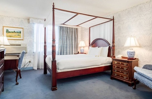 Farmington House | An Amazing Location with an Exquisite Ambiance!