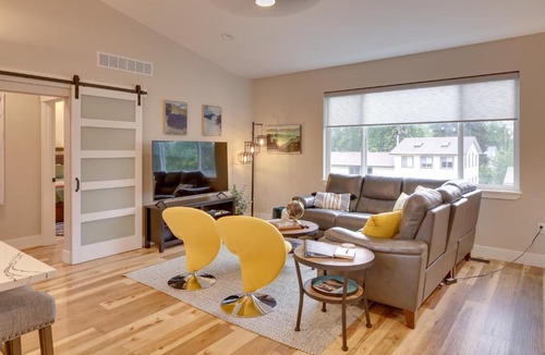 Sand Lake Apartment | Anchorage Apartment w/a View ~ 3 Mi to Airport